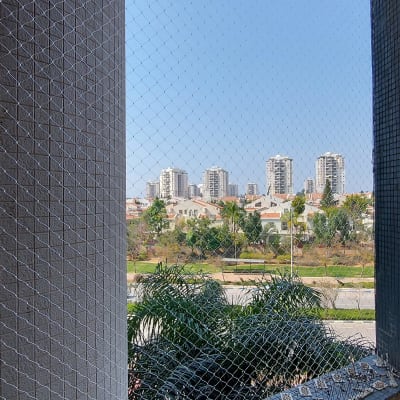 רשת למניעת כניסת יונים מותקנת על חלון