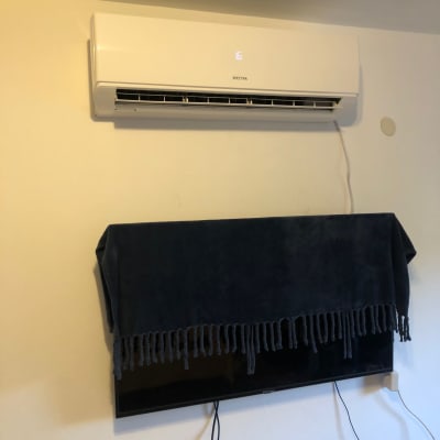 מזגן מותקן על קיר עם תצוגת טמפרטורה