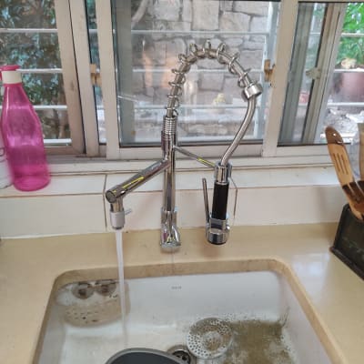 ברז מטבח עם מים זורמים בכיור מלוכלך