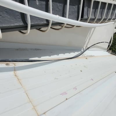 גג מתכת עם כבלים ומעקה מתכת