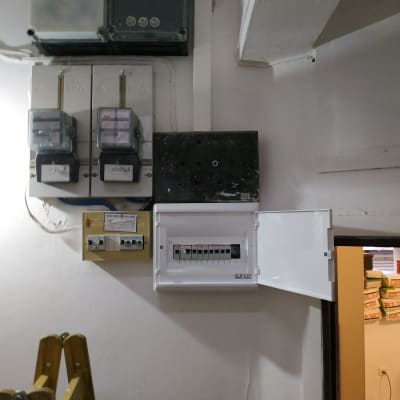 לוח חשמל פתוח עם מפסקים וחוטים