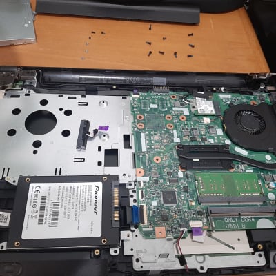 מחשב נייד פתוח עם לוח אם, מאוורר וכונן SSD