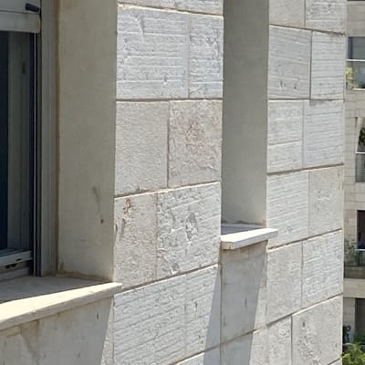 קיר חיצוני עם אריחים לבנים, חלון פתוח