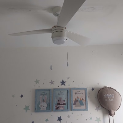 מאוורר תקרה לבן עם חוטי משיכה