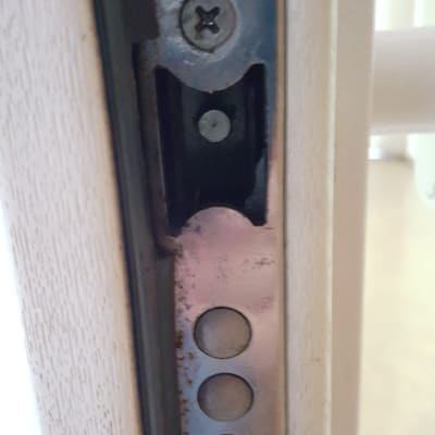 מנעול דלת עם ברגים וחלודה קלה