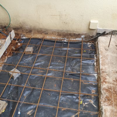 רשת ברזל על יריעת פלסטיק להכנת יציקת בטון