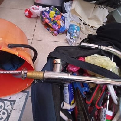 כלי עבודה של אינסטלטור, כולל צינור וברז