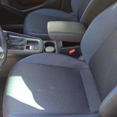 מושב רכב נקי עם מעט לכלוך קל