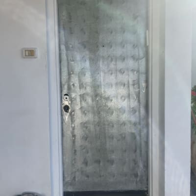 דלת מצופה בחומר מגן עם טקסטורה גלית