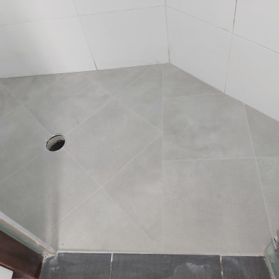 רצפת מקלחת עם אריחים חדשים וניקוז