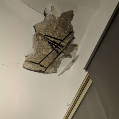 תקרה עם סדקים וחור חשוף עם ברזלים