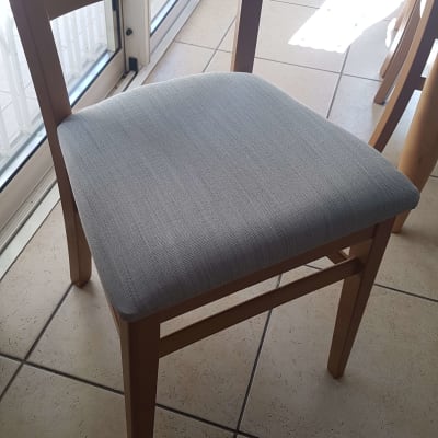 כיסא עץ עם ריפוד בד אפור בהיר