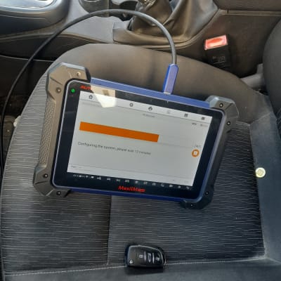 מכשיר אבחון רכב על מושב עם מפתח רכב