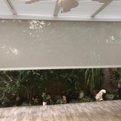 סוכך לבן חצי שקוף על רקע גינה ירוקה