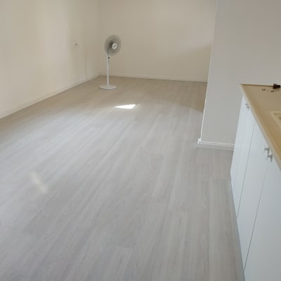 רצפת פרקט בהירה בחדר ריק עם מאוורר
