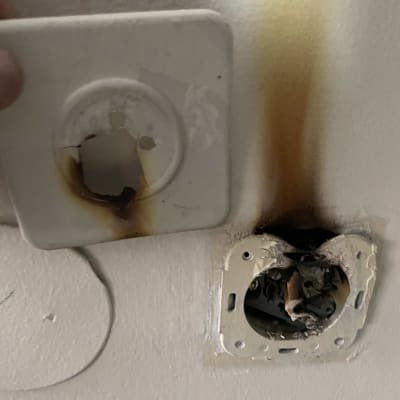 שקע חשמלי שרוף עם כיסוי פגום