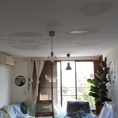 סולם וחומרים לצביעת תקרה בסלון