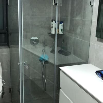 דלת זכוכית למקלחת עם ידית מתכת