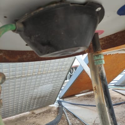 חלק תחתון של דוד שמש עם צינורות וחיבורים