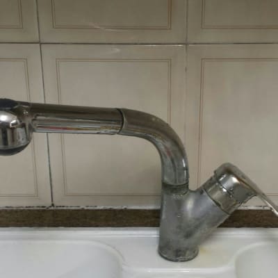 ברז מטבח מתכתי עם ידית הפעלה