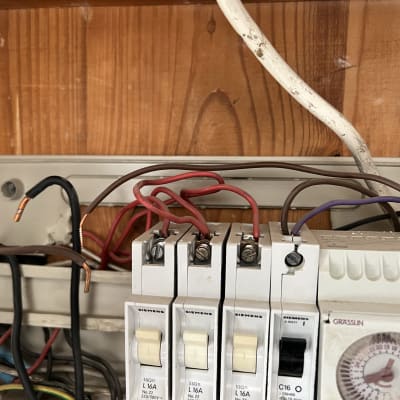 לוח חשמל עם חוטים ומפסקים חשמליים