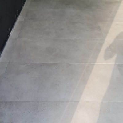 רצפת אריחים אפורה מותקנת בחלל פנימי