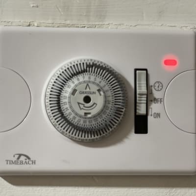 טיימר חשמלי עם חוגה ומתג הפעלה