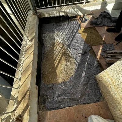 חול וחצץ על יריעת איטום במרפסת