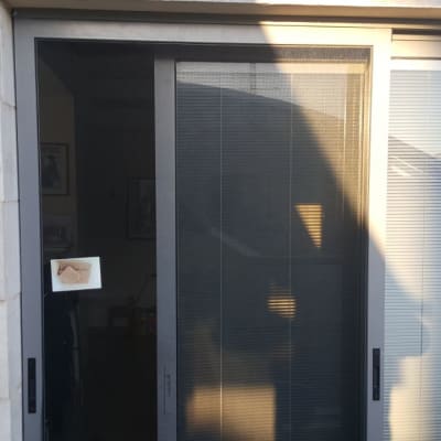 דלת הזזה מאלומיניום עם זכוכית ותריסים