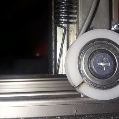 גלגלת מתכת עם קפיץ על מסילה