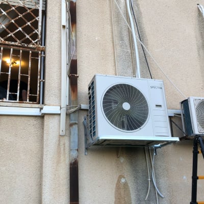 יחידת מיזוג אוויר מותקנת על קיר חיצוני