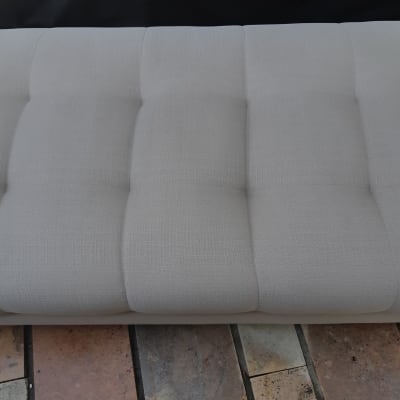 ספה אפורה על רצפת אריחים