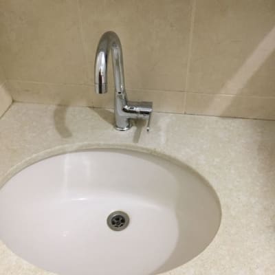 ברז כרום מעל כיור עגול בחדר אמבטיה