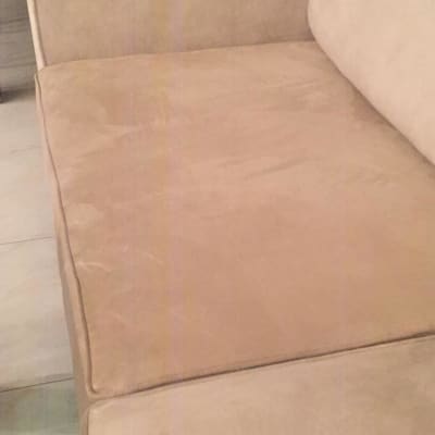 כרית מושב מרופדת על ספה בהירה