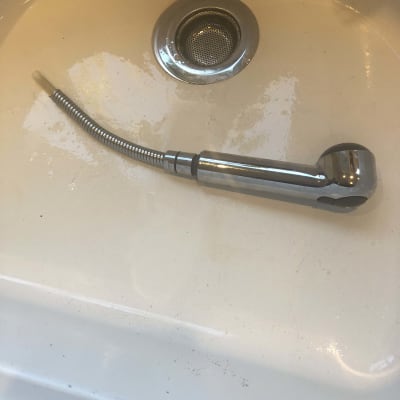 ברז נשלף בכיור עם ניקוז מתכת