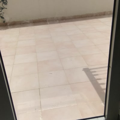 חלון זכוכית עם מסגרת מתכתית על מרפסת