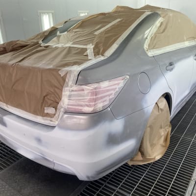 רכב מכוסה בנייר לקראת צביעה במוסך