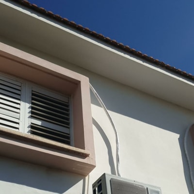 יחידת מזגן חיצונית מותקנת על קיר בית