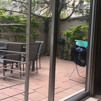 דלת הזזה מאלומיניום עם מסגרת מתכתית