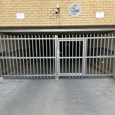 שער מתכת בכניסה לחניון תת קרקעי