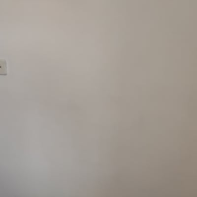 קיר צבוע בלבן עם שקע חשמל