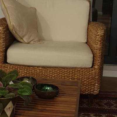 כורסה מרופדת עם כרית על שולחן עץ