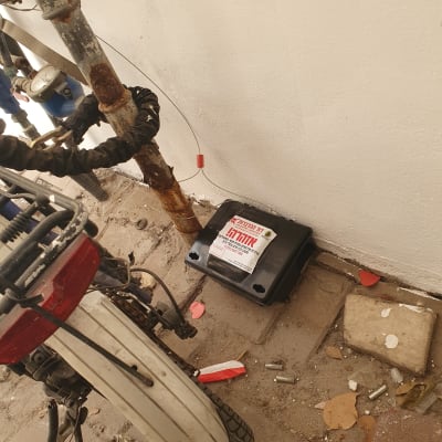 קופסת הדברה שחורה עם כיתוב אזהרה בעברית