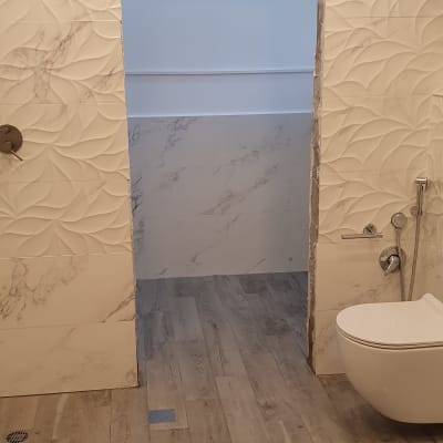 חדר אמבטיה בשיפוץ עם אריחים חדשים