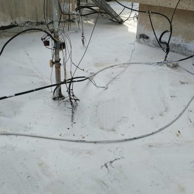 גג אטום עם חומר לבן וסדקים קטנים