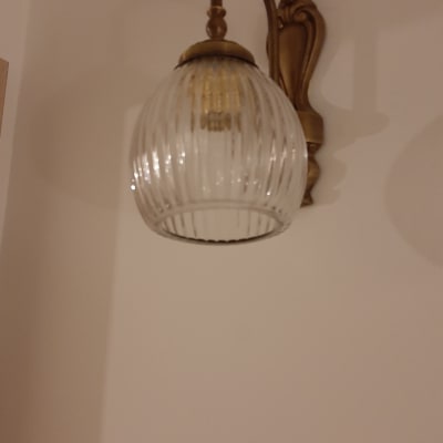 מנורת קיר עם אהיל זכוכית מחורץ