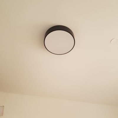 מנורת תקרה עגולה מותקנת על תקרה לבנה