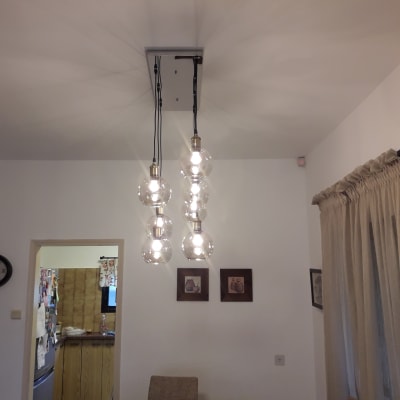 מנורת תקרה עם נורות חשמליות תלויות מהתקרה