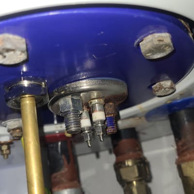 חיבורים וצינורות בתחתית דוד שמש