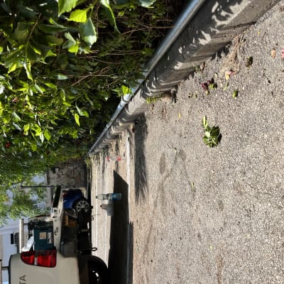 רכב עם ציוד עבודה חונה ליד צינור מים